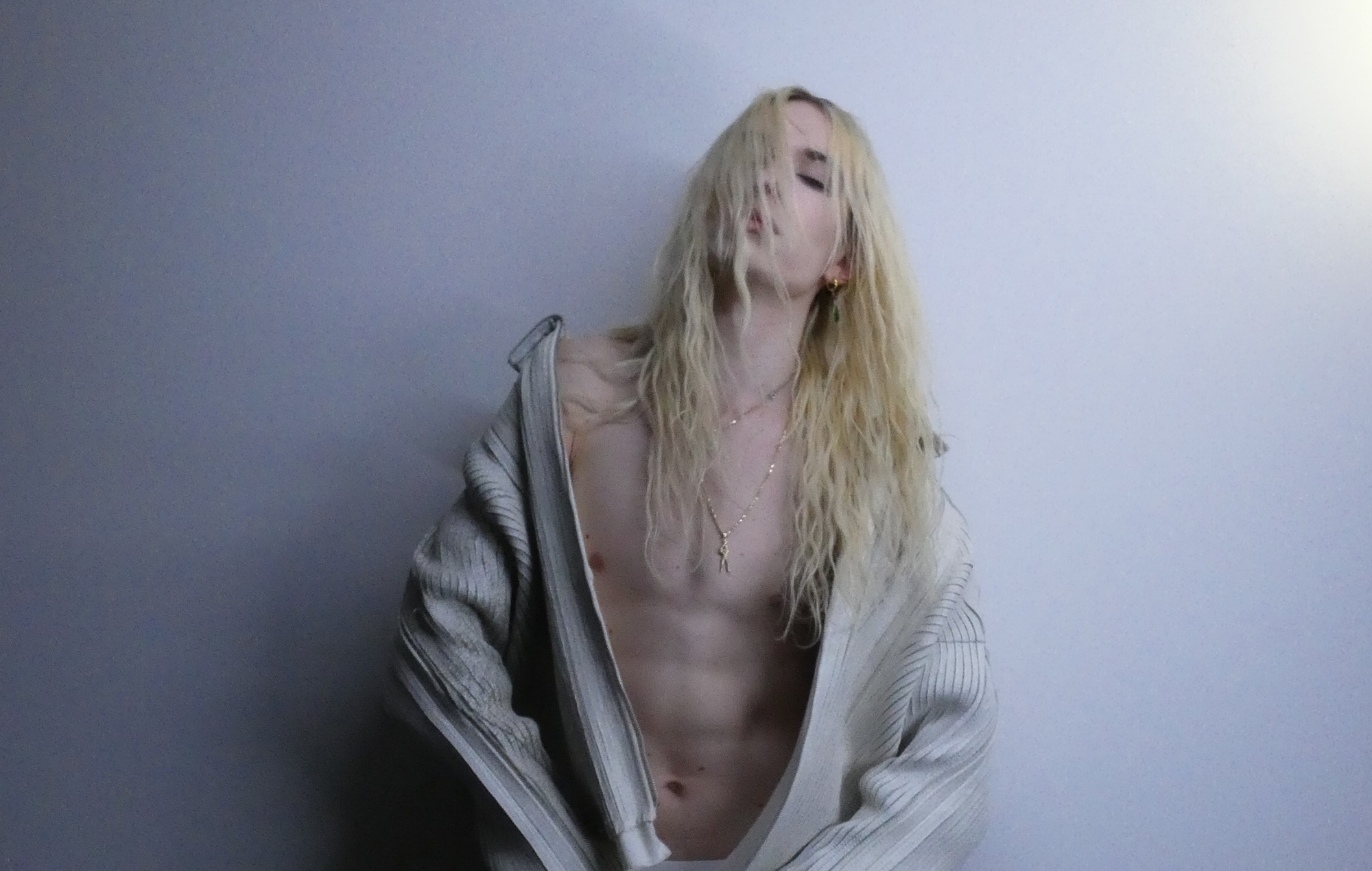 2hollis pictured in a grey jacket, photo by Tom Funk
