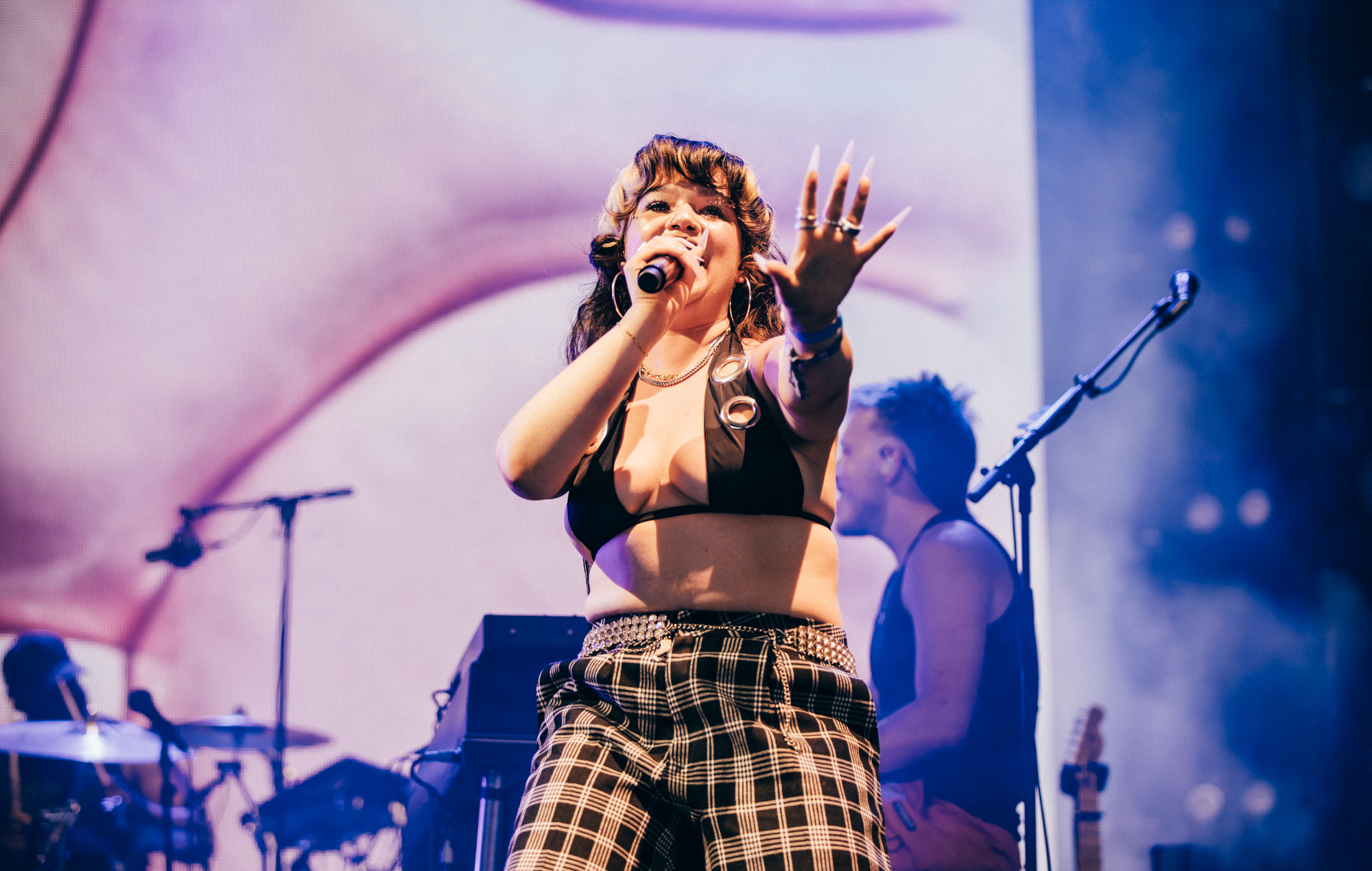 Lola Young performs at Glastonbury 2025, photo by Derek Bremner