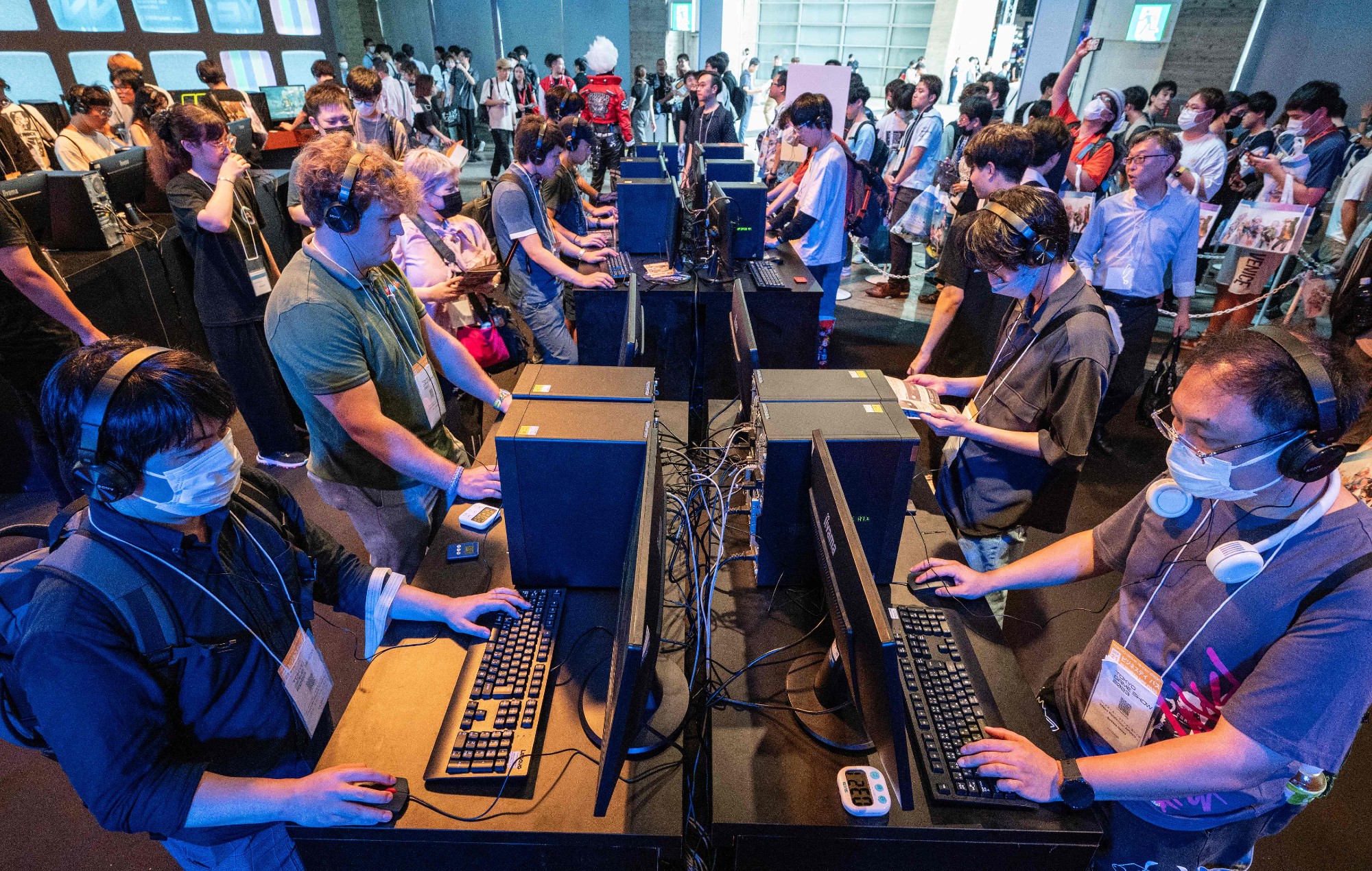 Visitors playing PC at the 2023 Tokyo Game Show.