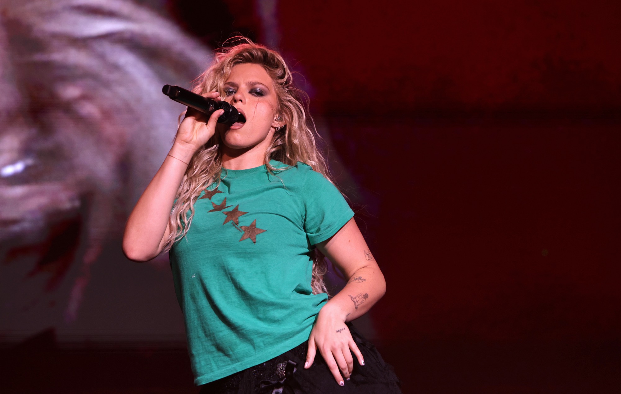 Reneé Rapp performs live