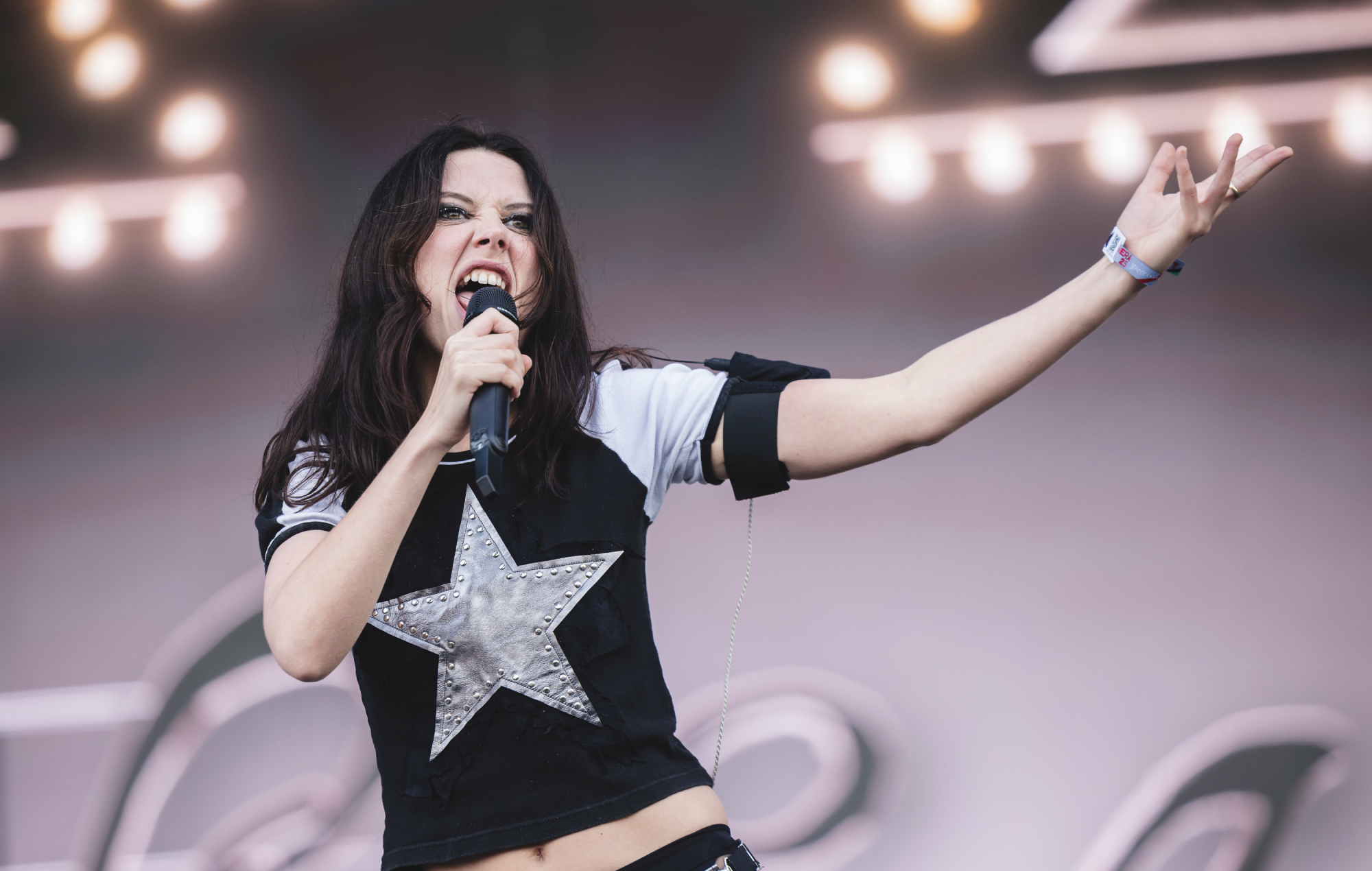 Ellie Rowsell performing live on stage with Wolf Alice, photo by Xavi Torrent/Redferns/Getty