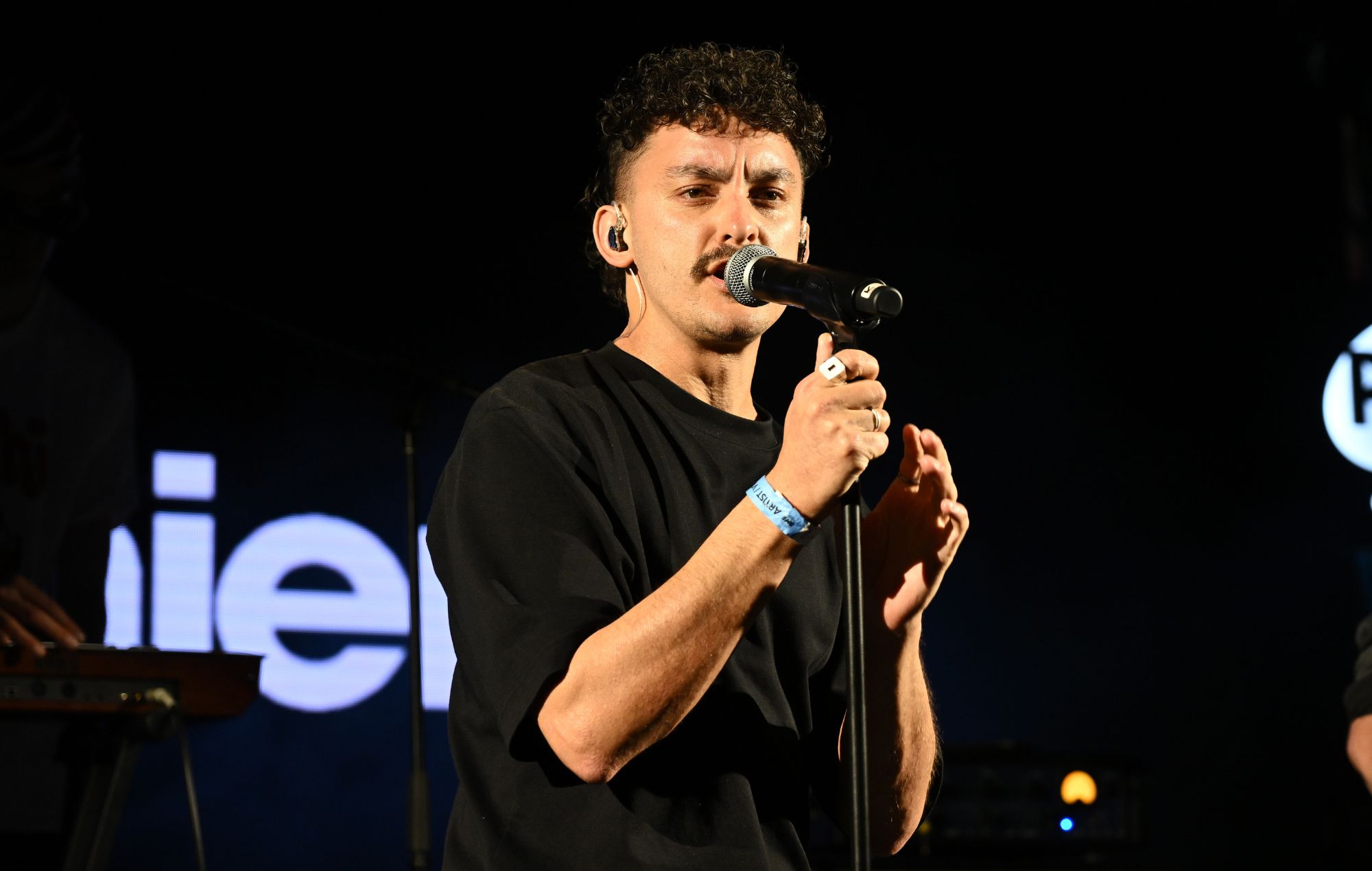 Antony Szmierek performs live