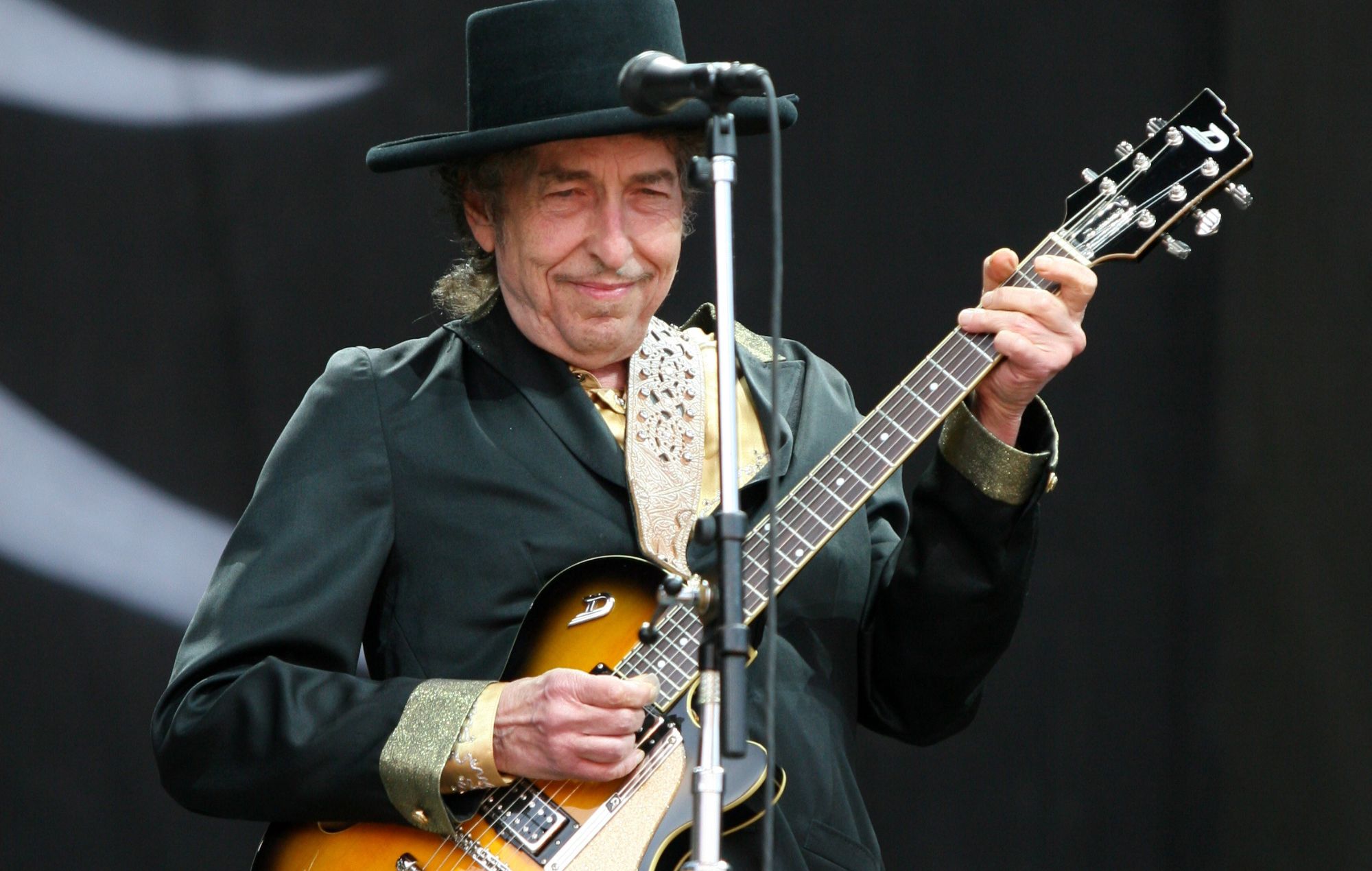 Bob Dylan performs live