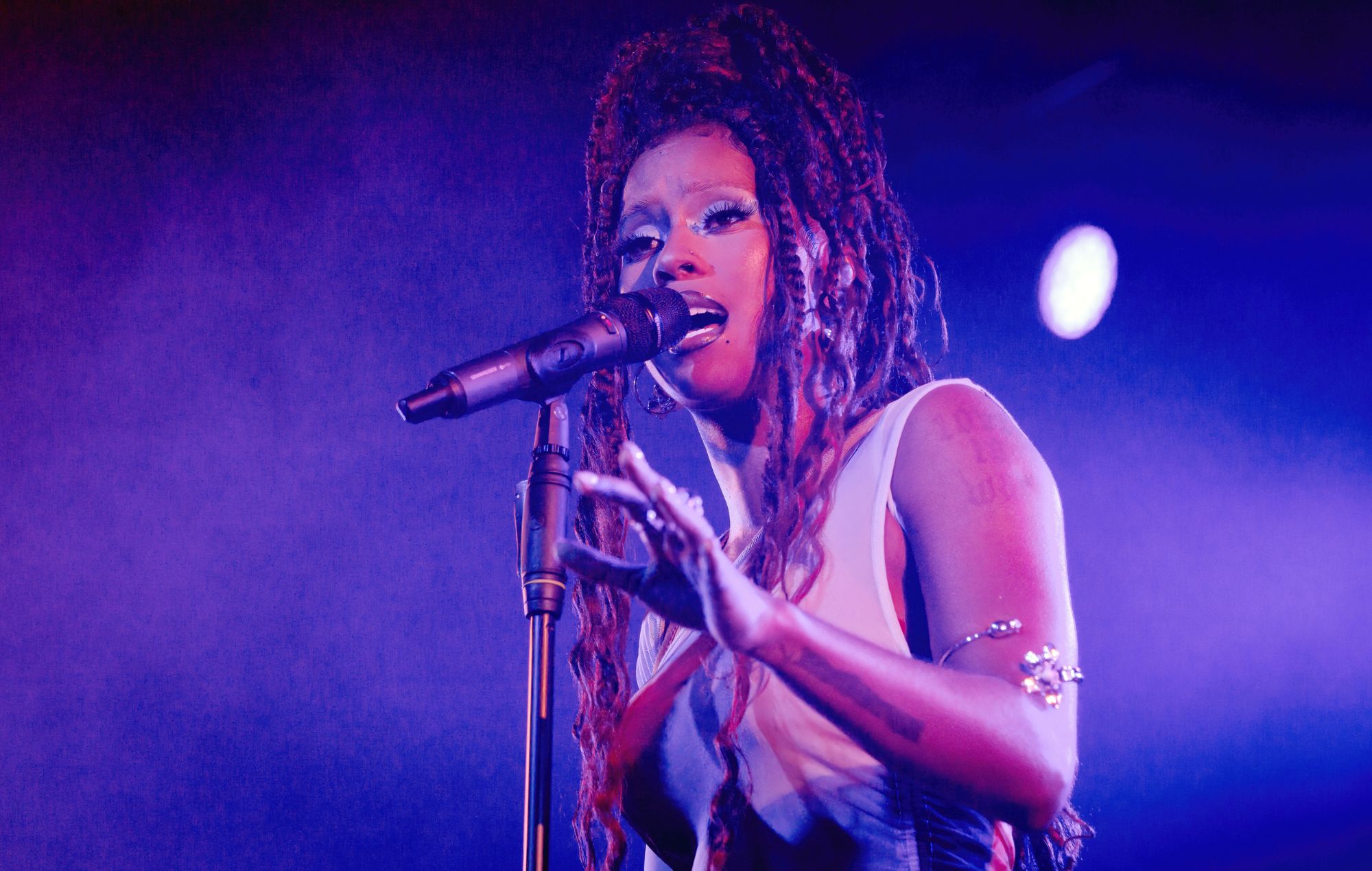 IAMDDB performs live