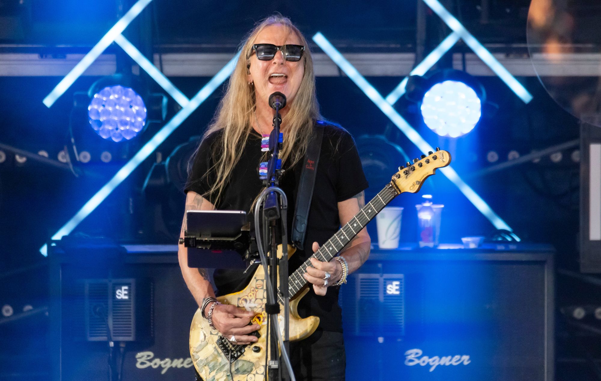 Jerry Cantrell performs live