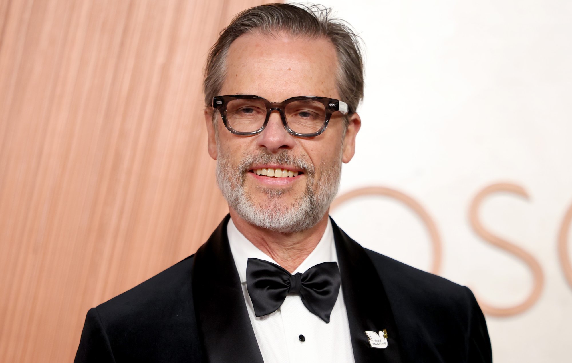 Guy Pearce sports a "Free Palestine" pin at the 97th Annual Academy Awards